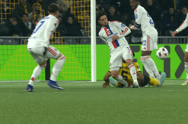 Preocupación por Nicolás Tagliafico tras una dura lesión en un partido de Europa&nbsp;League