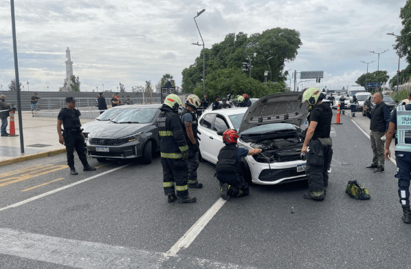 Choque entre dos autos y un colectivo en Aeroparque terminó con un vehículo&nbsp;volcado
