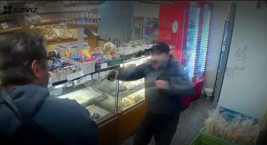 Un violento robo en una panadería quedó registrado por&nbsp;cámaras