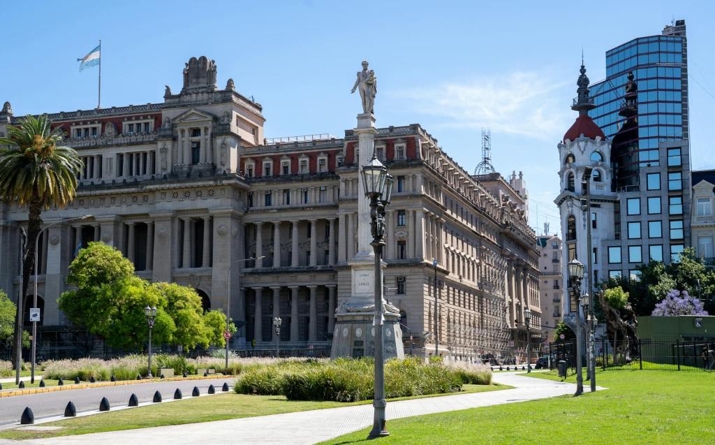 Desalojo en el Ministerio de Economía por alerta de artefacto&nbsp;explosivo