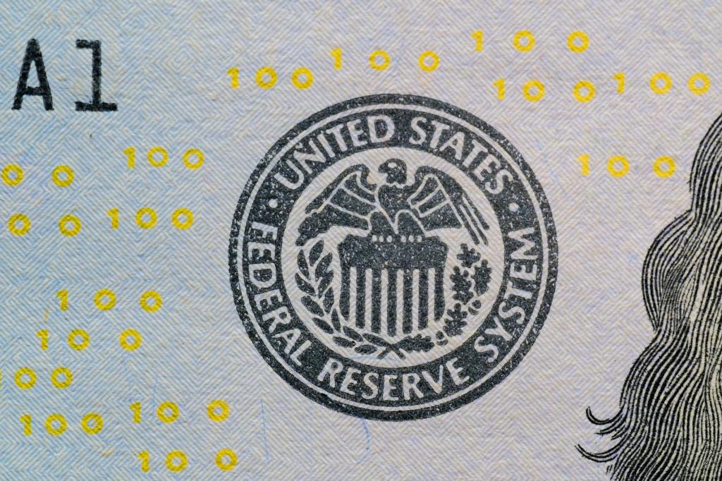 El BCRA está casi en línea con la meta de reservas, según Caputo